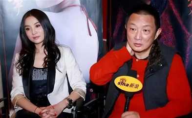 某男星在酒吧与好友聚会,神情放松豪饮
